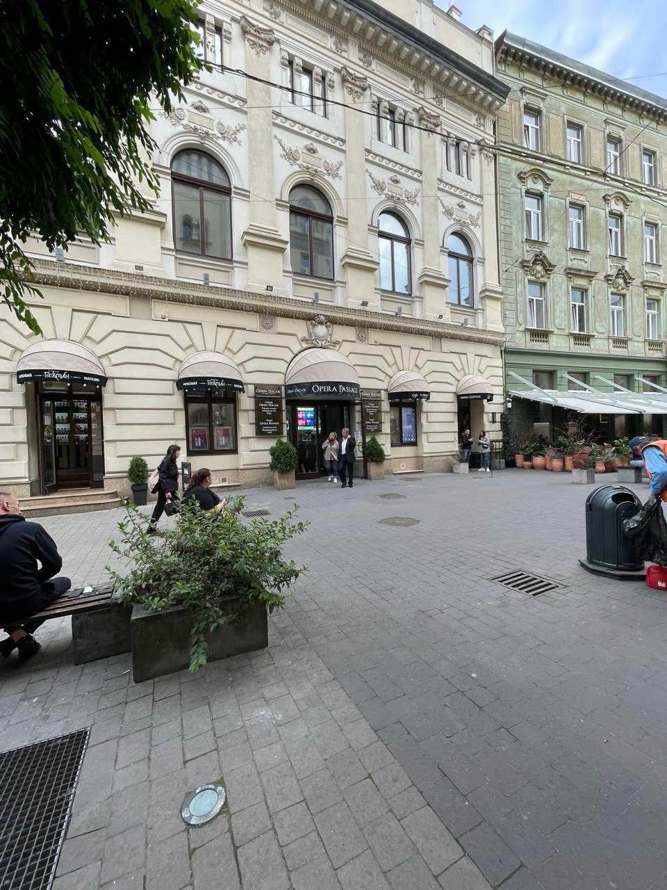 м. Львів, пр. Свободи, 27. ТЦ - готель ''Опера пасаж''