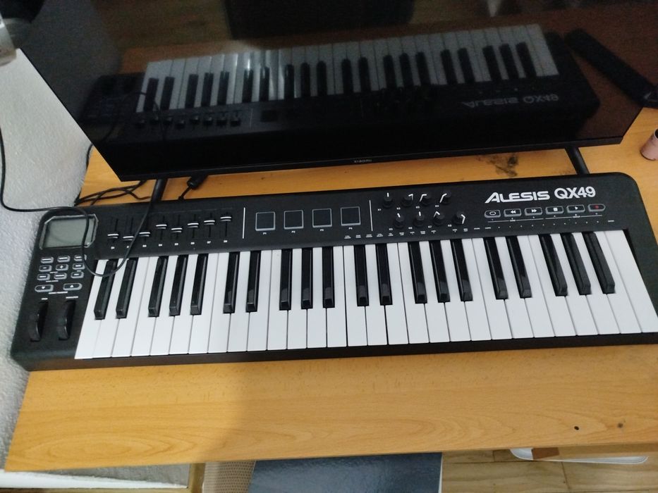 Kit estúdio teclado Alesis qx49 com pedal susten e kit  Behringer podc