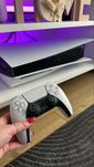 PlayStation 5+ 2 pady DualSense + stacja ładująca