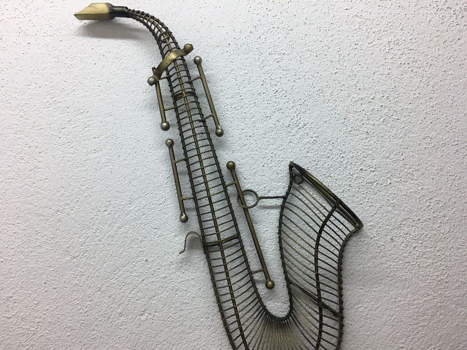 Saxofone metálico decorativo