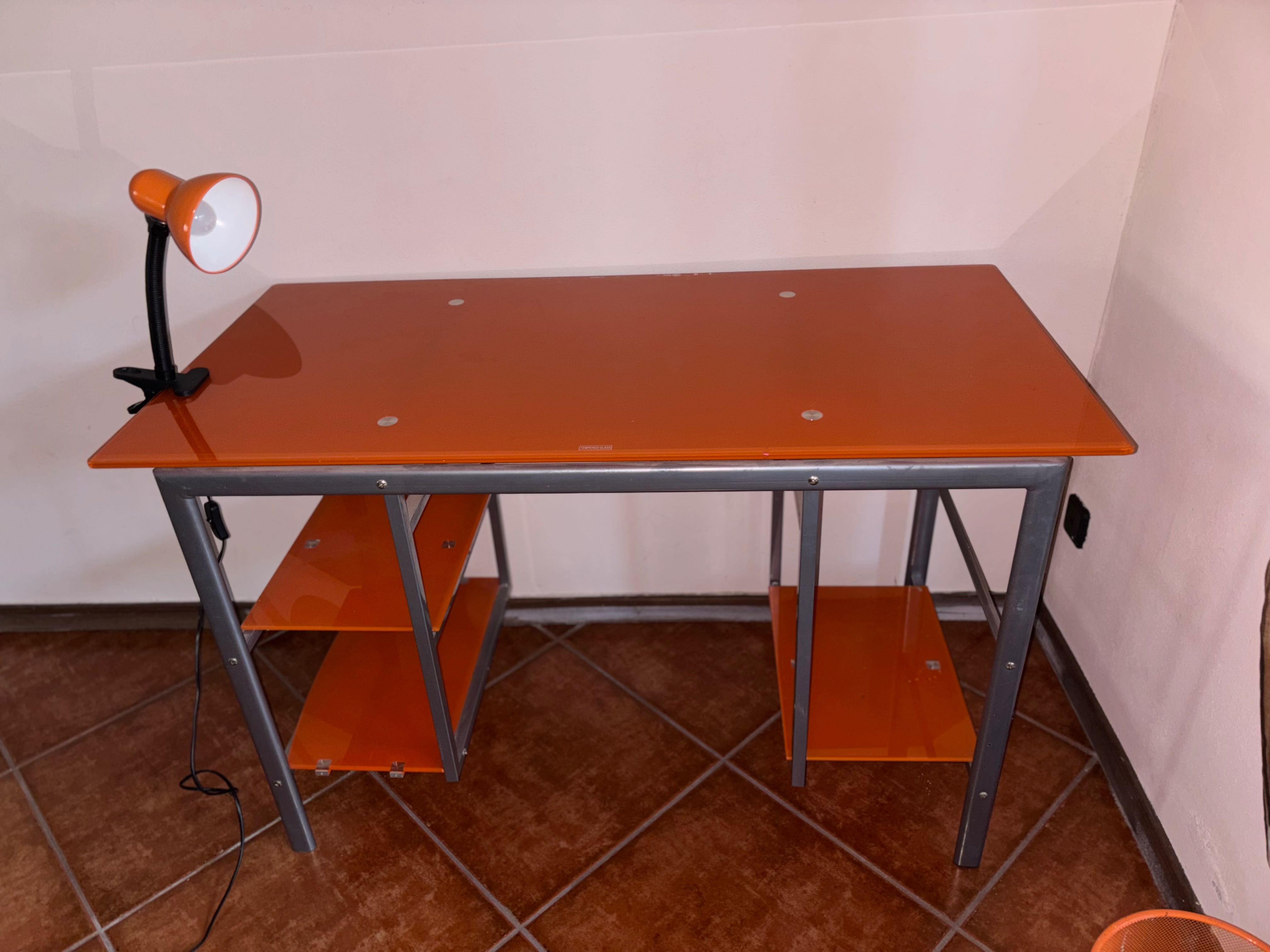 Secretaria em vidro com candeeiro