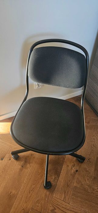 Czarny fotel biurkowy