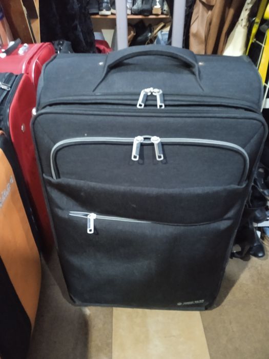 Чемодан большой /80 см/ практ новый на 4 х колесах