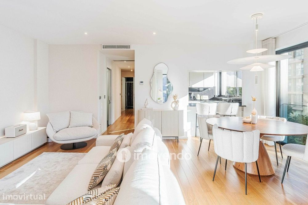 Apartamento T2 de luxo, com estacionamento, nas Avenidas Novas