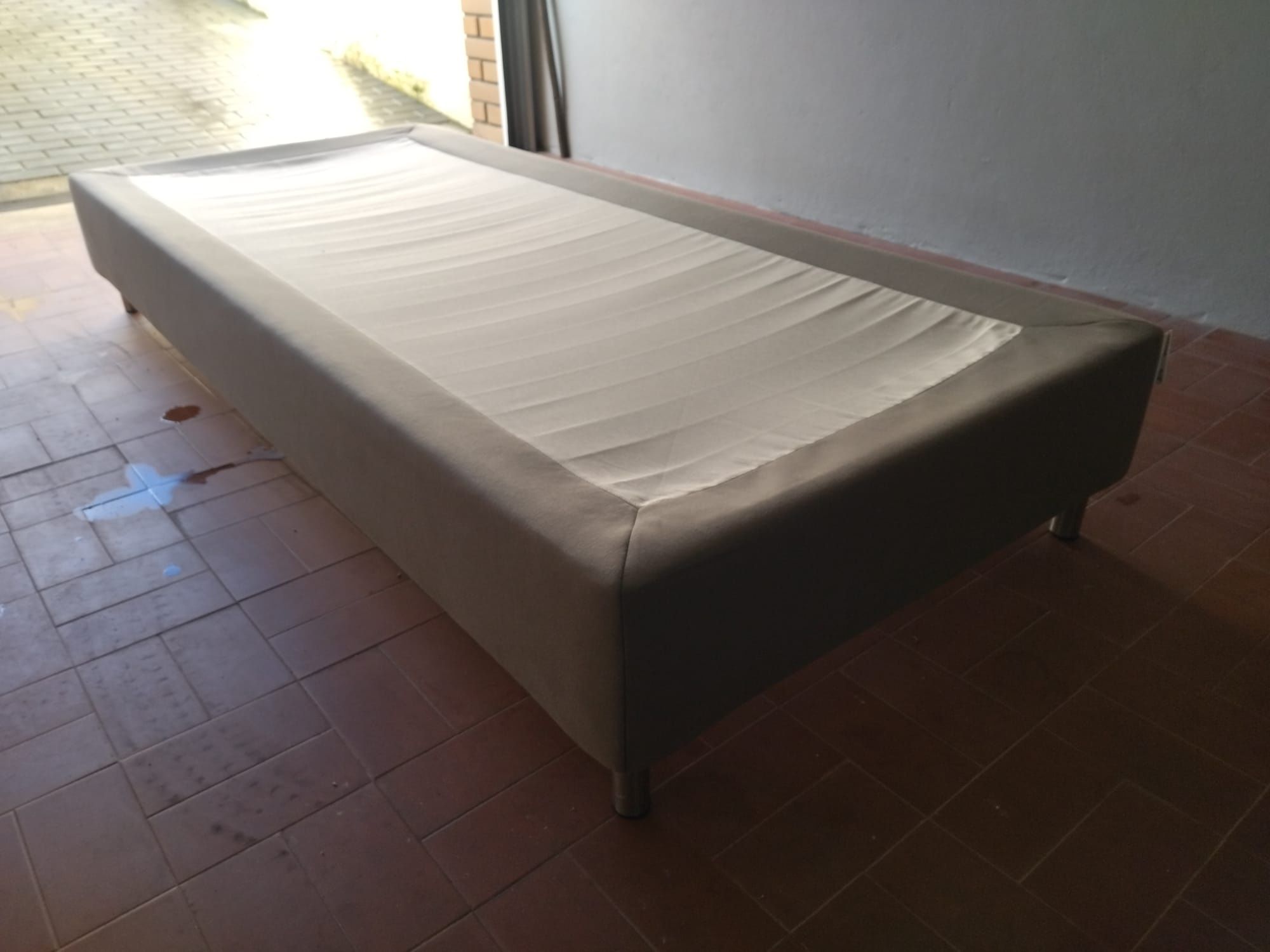 CAMA - Nova!!! Sommier c/ pés em cinza 90×200, já c/ colchão