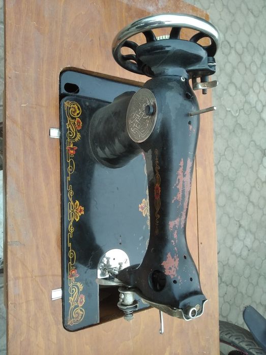 Продам швейну машинку