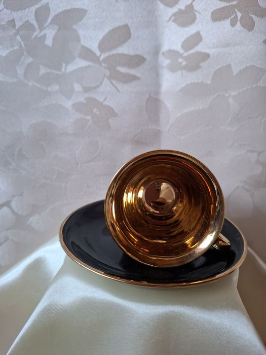 Porcelanowa filiżanka ze złotym środkiem.