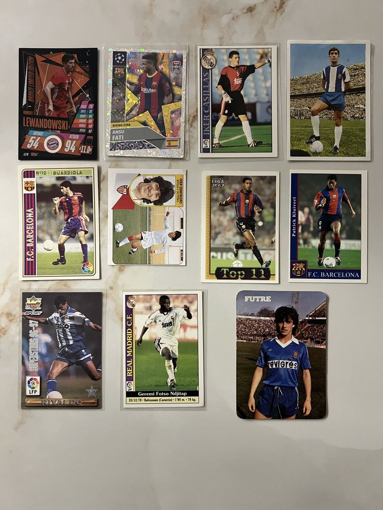 Cartas, cromos e calendários de craques do futebol