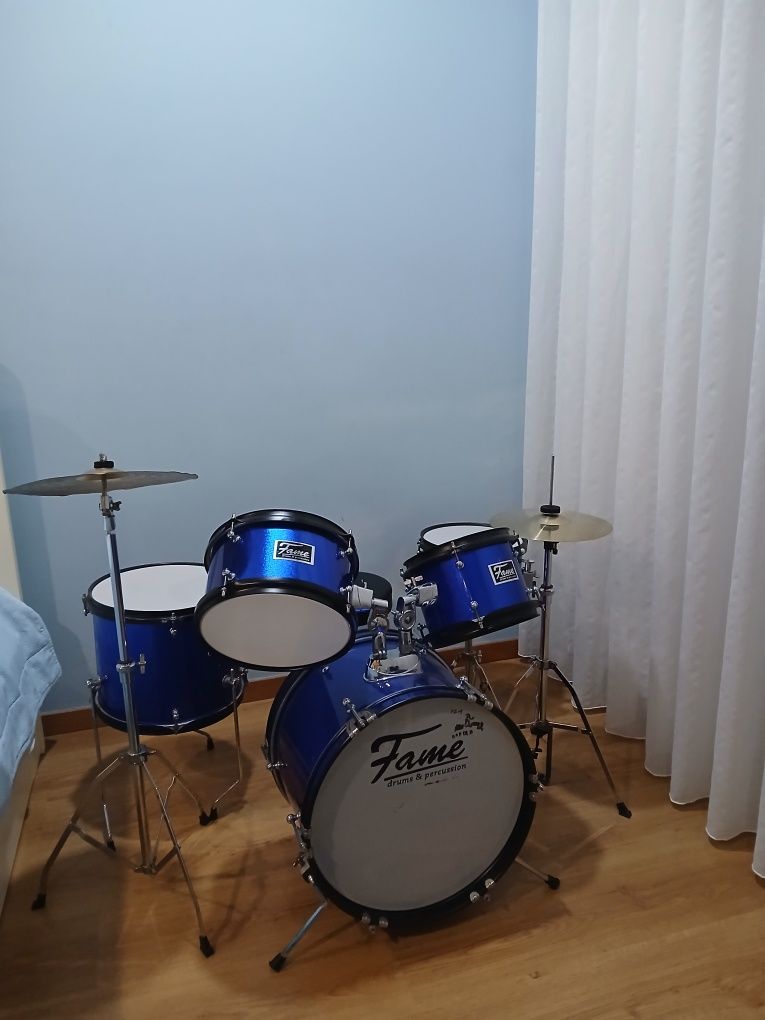 Bateria completa,com pedais e ainda banco apropriado!