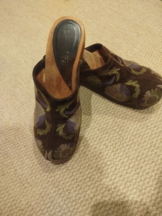 Socas em Pele com bordados e Madeira