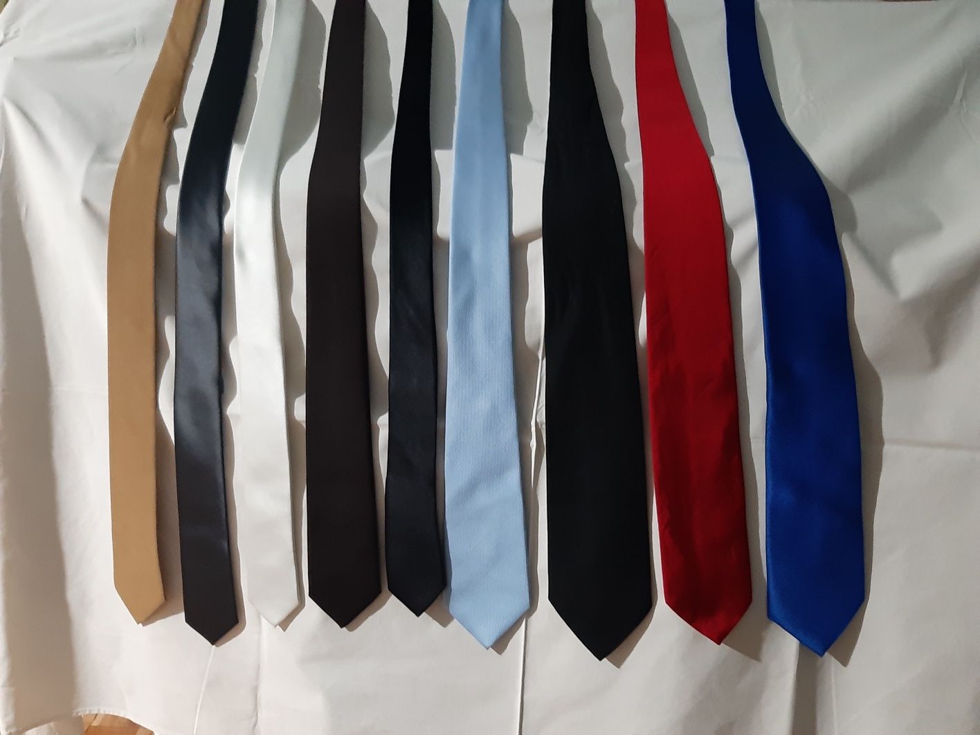 Conjunto de gravatas lisas, estreitas e largas