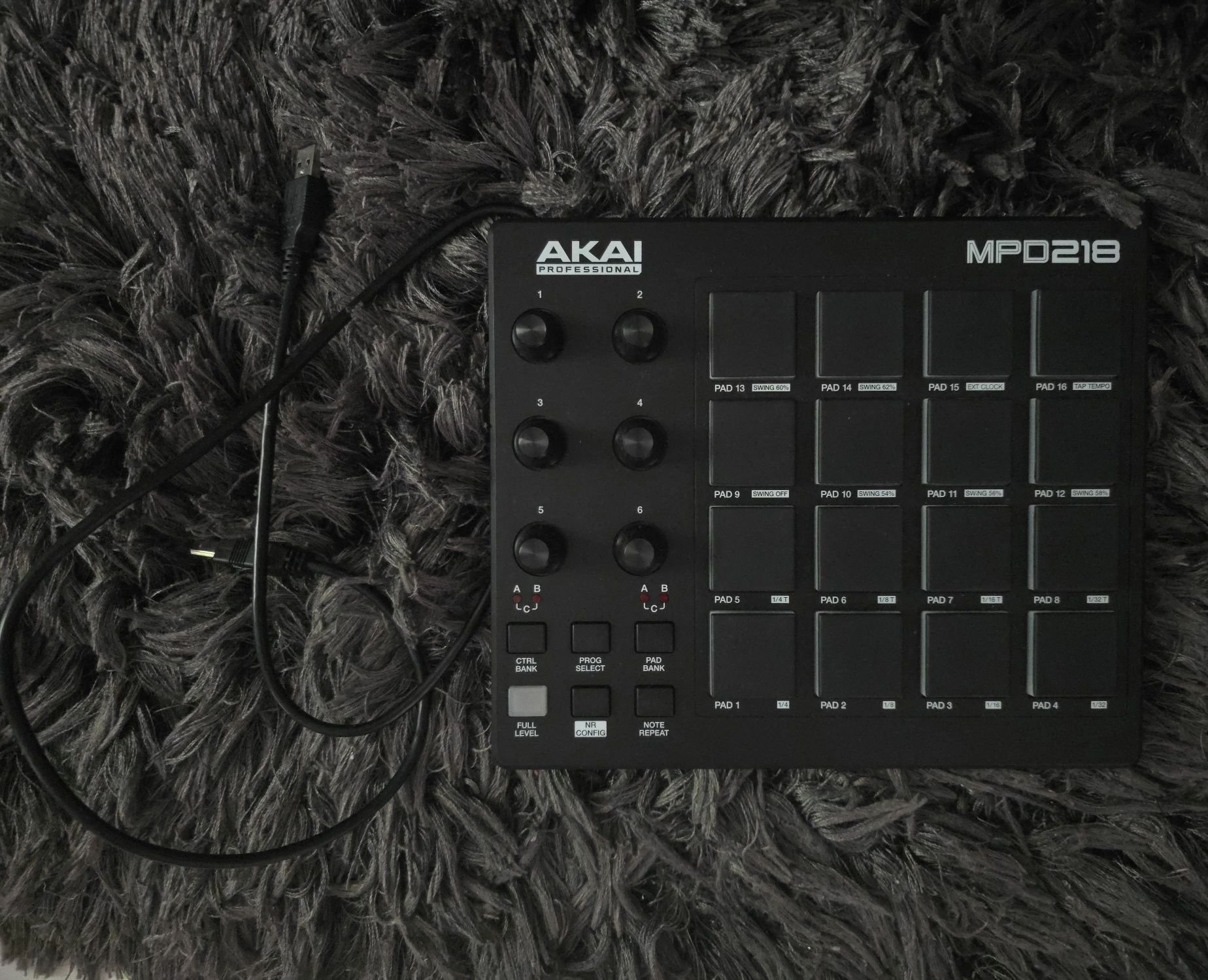 Kontroler MIDI USB Akai MPD 218