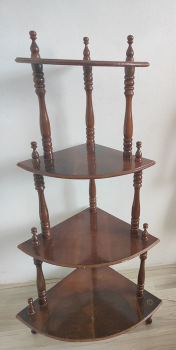 Regał narożny z półkami z drewna.