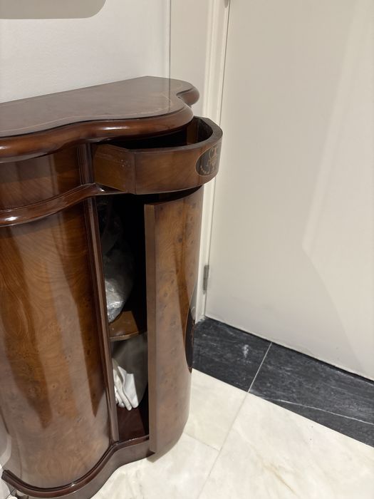 Espelho e movel decorativo com uma gabeta e uma porta