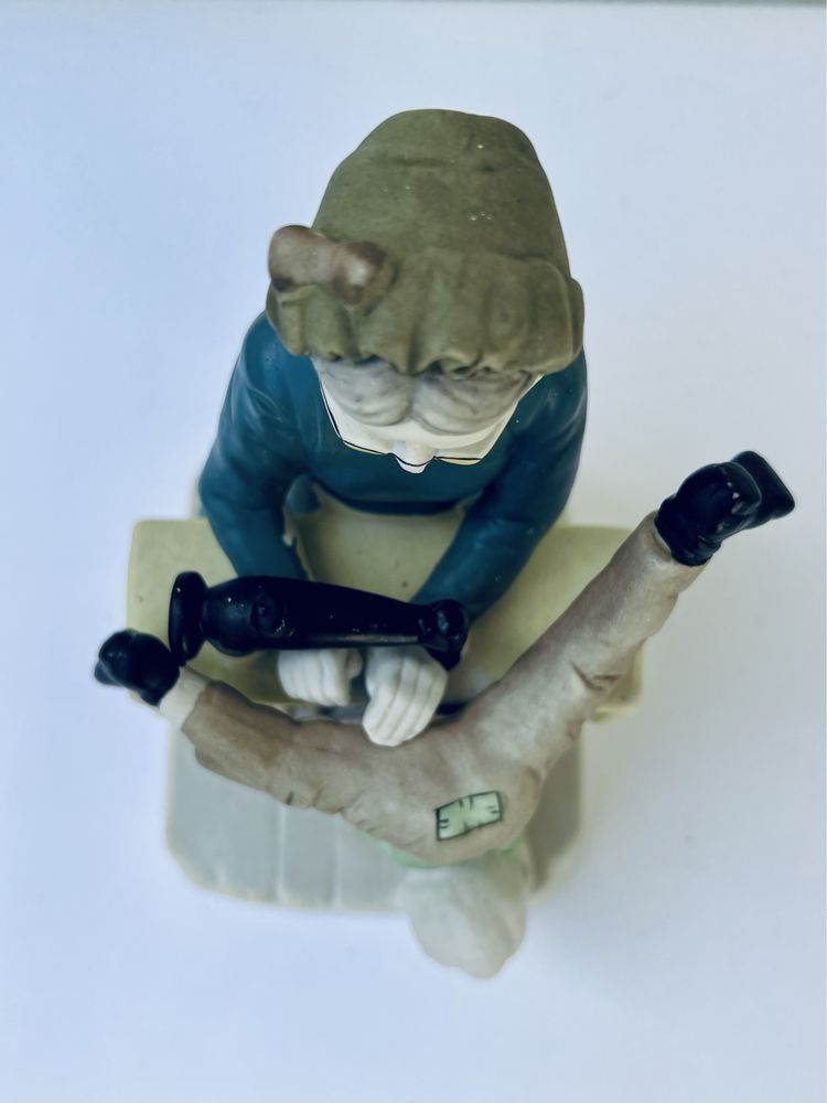 Porcelanowa figurka Babcia krawcowa