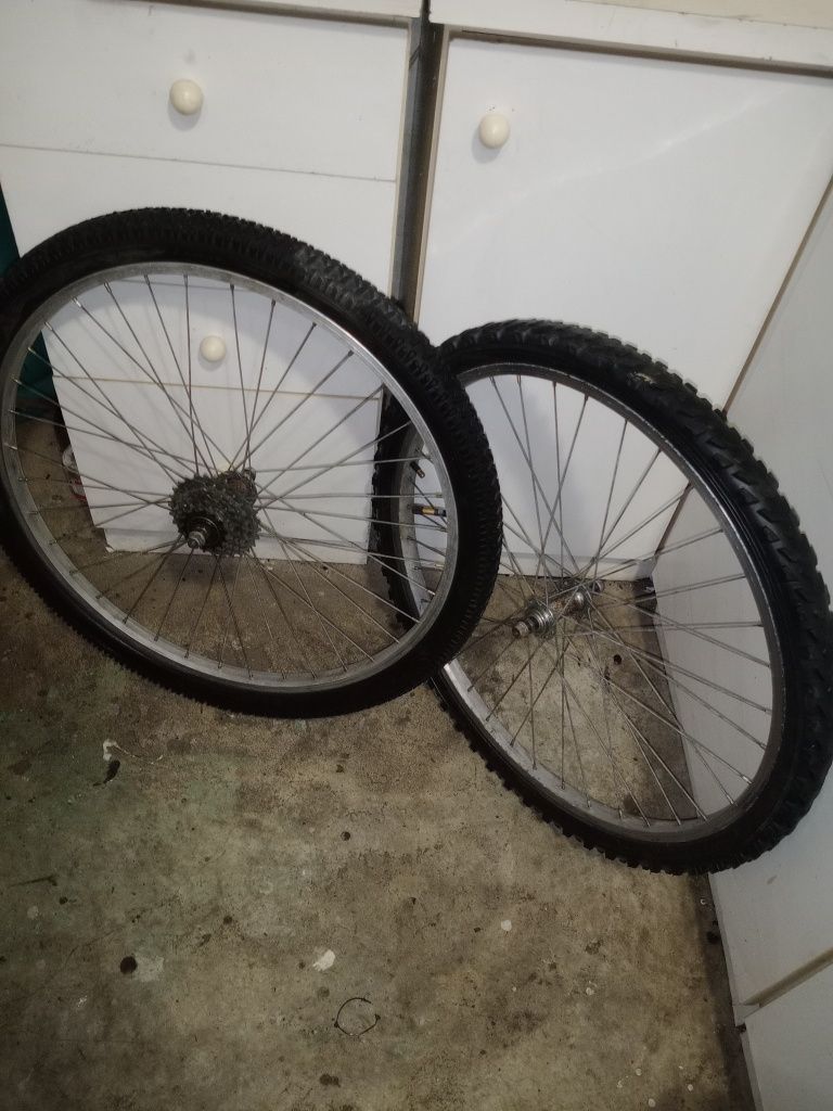 20€ par de rodas 26 frente e trás com pneus e câmara