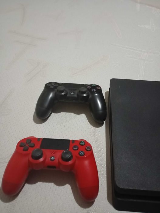 PlayStation 4 Slim com dois comandos
