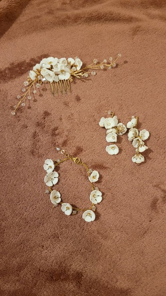 Biżuteria ślubna z białymi kwiatkami
