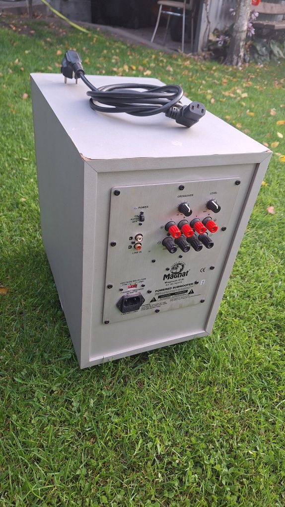 Subwoofer Magnat srebrny.