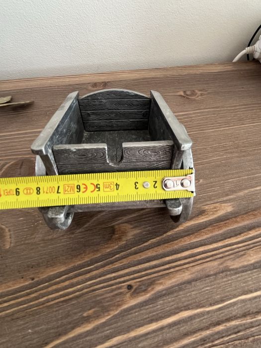 Dekoracyjna metalowa mini taczka – rustykalny styl vintage