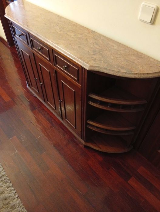 Sapateira, móvel de sala em madeira com tampo de mármore branca.