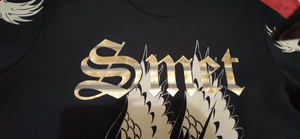 Koszulka t-shirt marki Smet z logo czaszki że złoto-szarym napisem