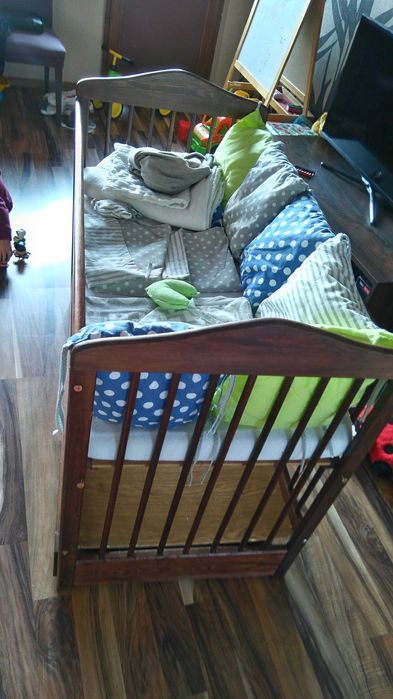 Łóżeczko dla dziecka z szufladą i pełnym wyposażeniem