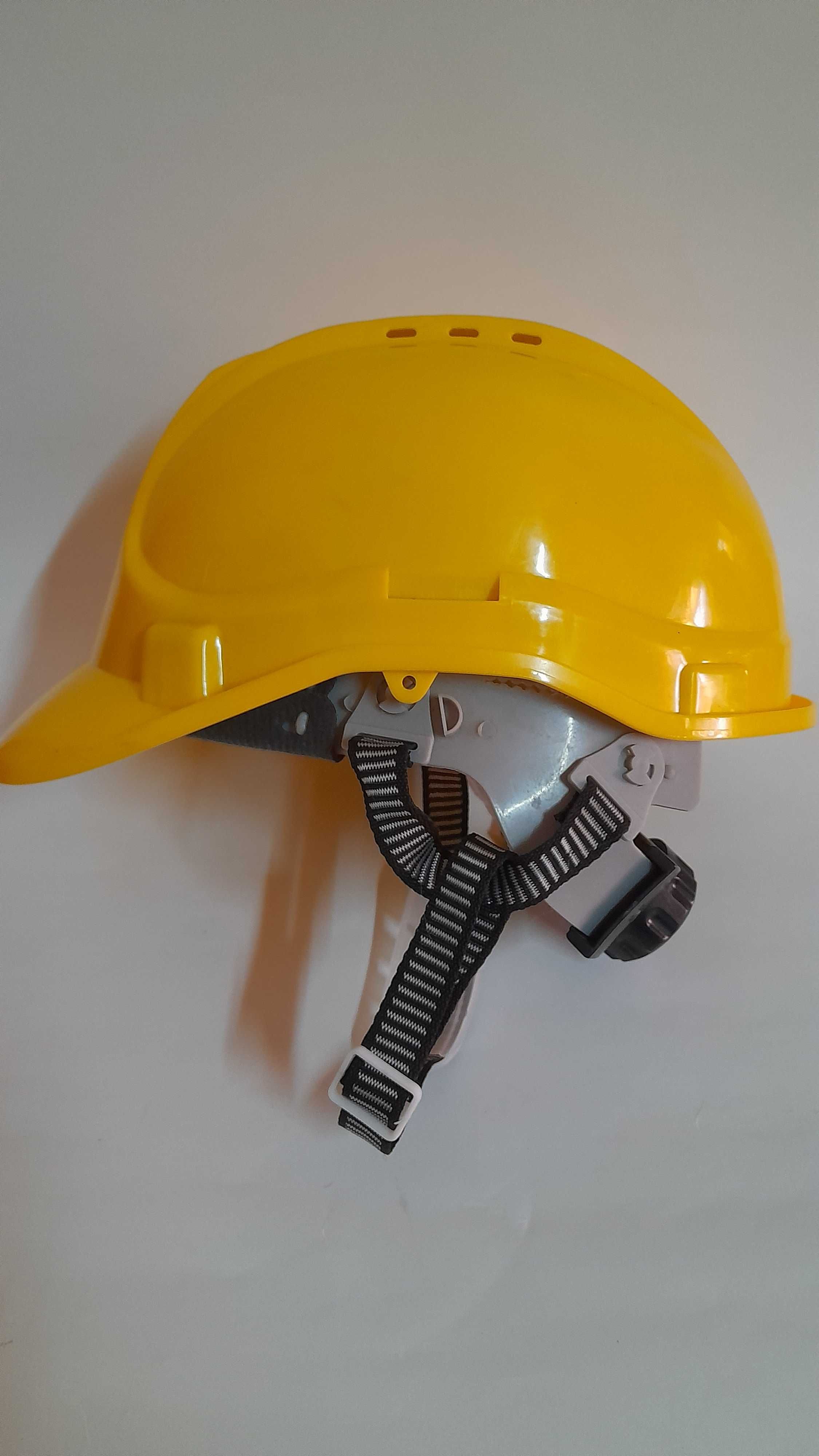Kask budowlany,słuchawki ochronne i rękawice.
