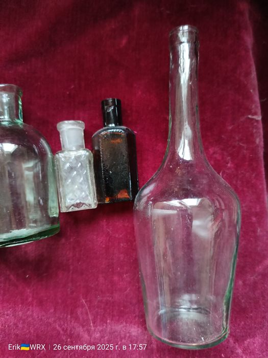 Комплект из девяти старинных бутылок ,маленьких бутылок.
