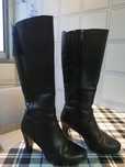 Botas em pele cano alto