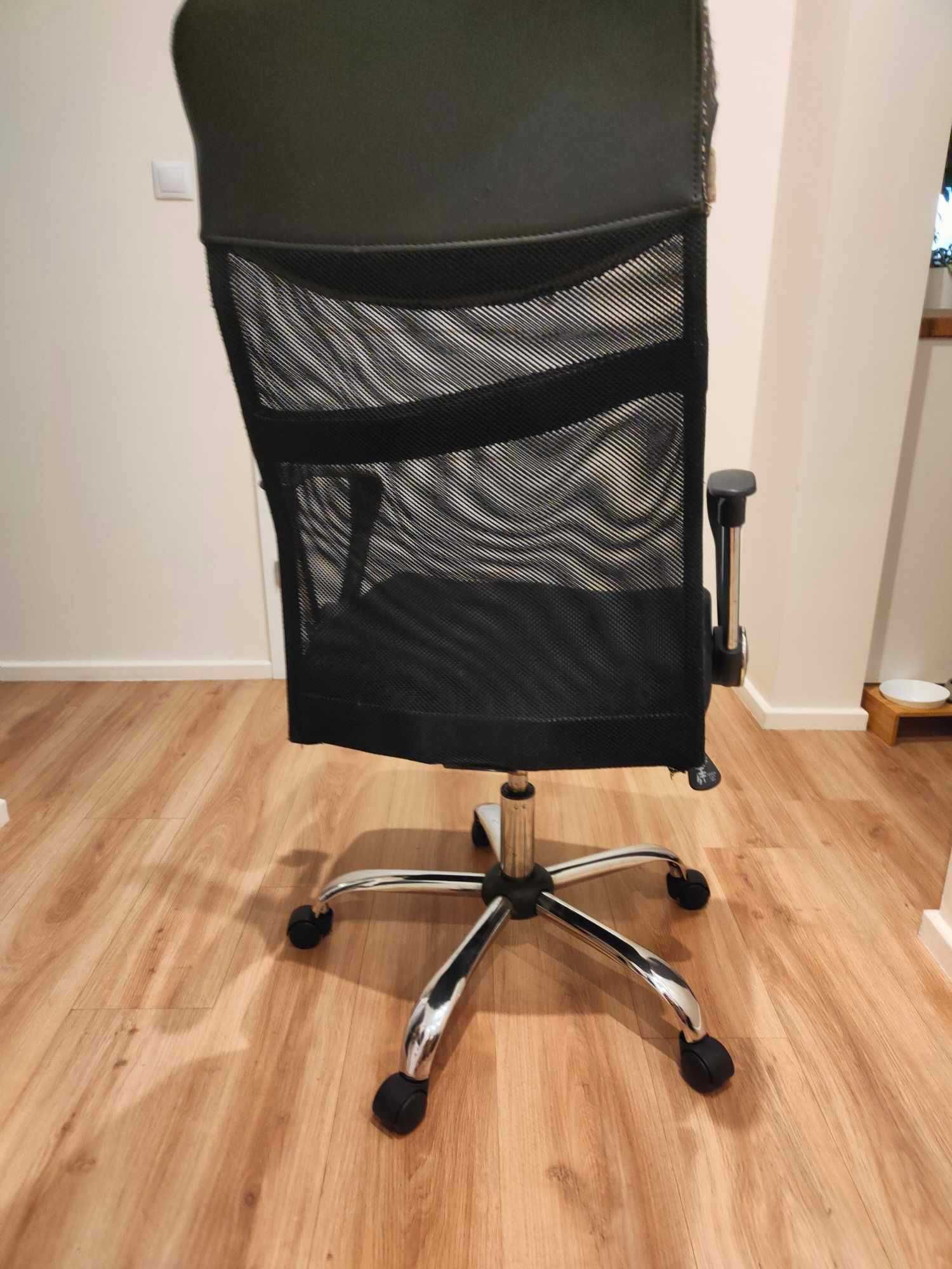 Krzesło biurowe czarne, uszkodzone