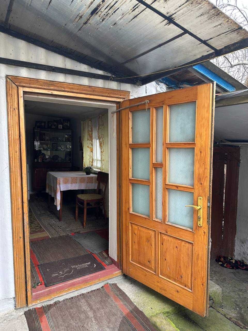 Продається сільський будинок та земельна ділянка, в с. Угринів.