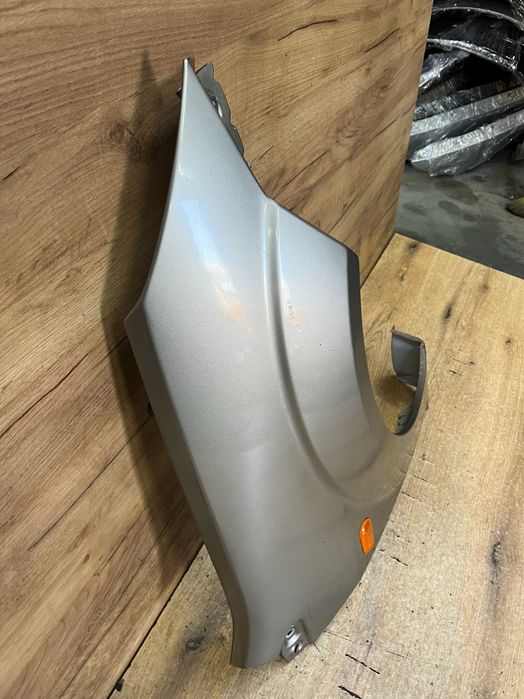 Błotnik przedni prawy Ford Fiesta Mk6 kolor q2