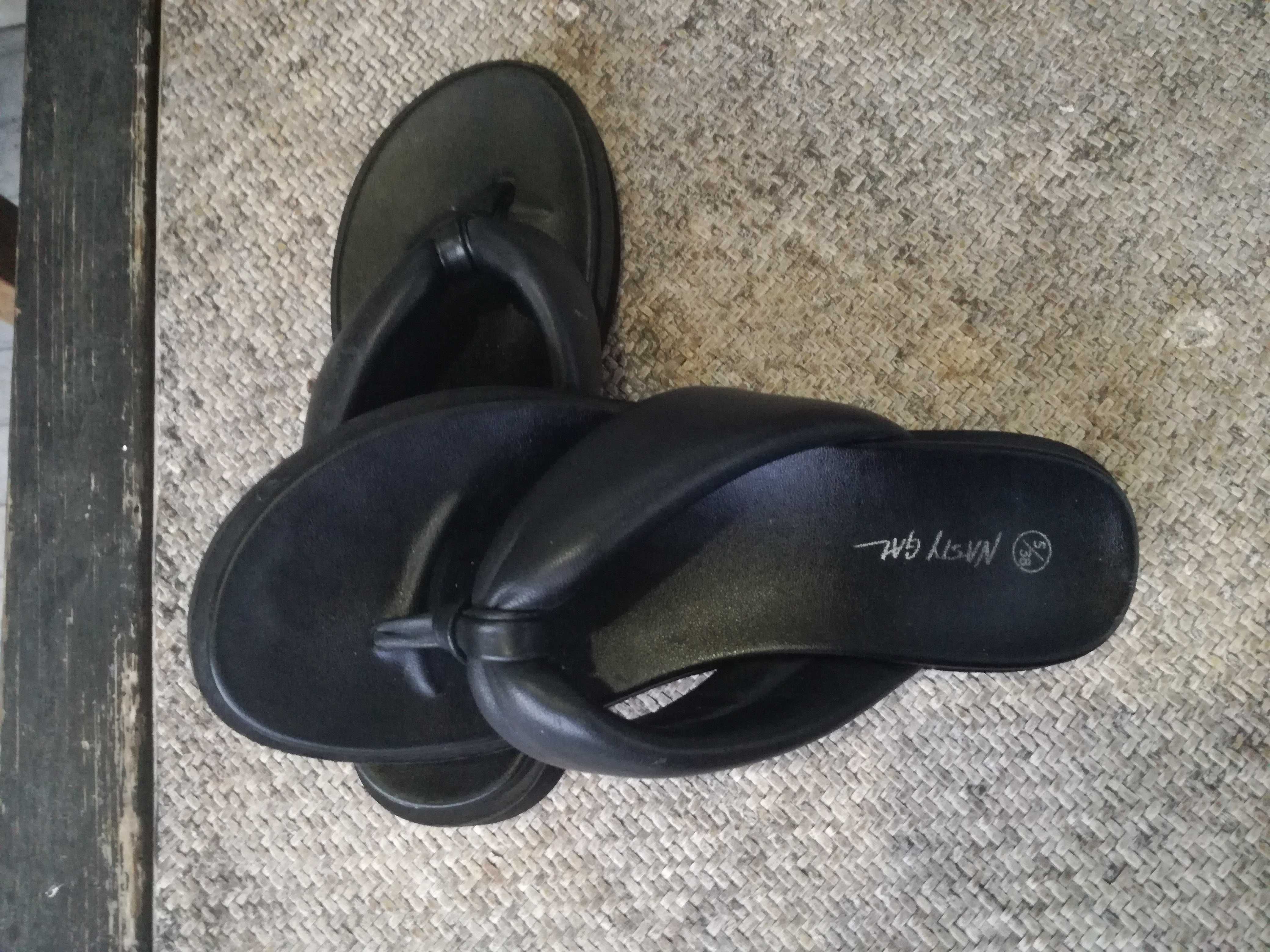 Chinelos pretos em pele Nasty Gal