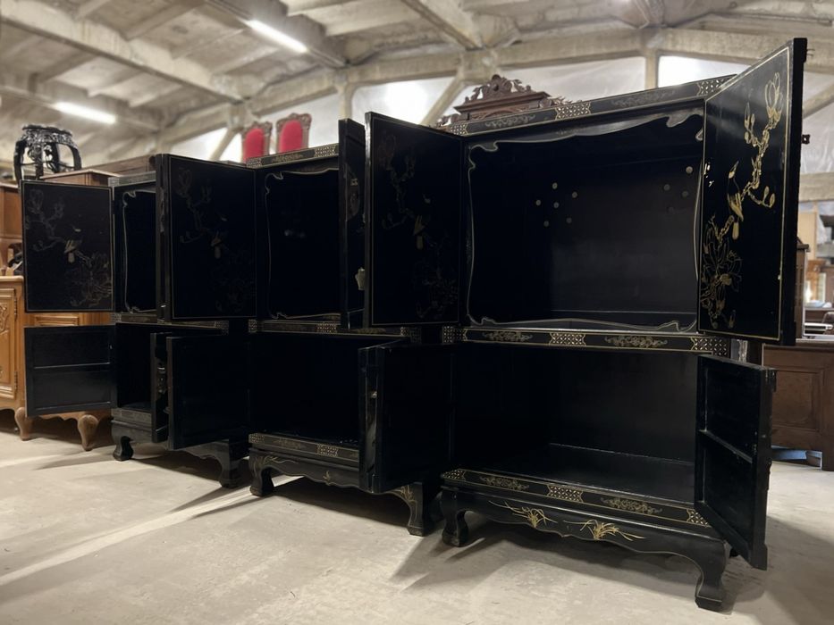 Комплект вишуканих комодів в стилі шинуазрі.