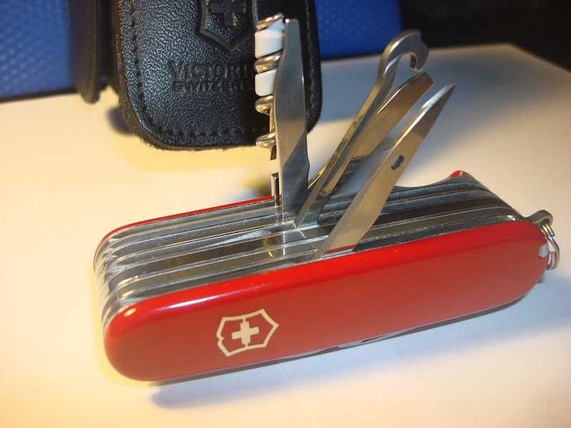 Нож Victorinox Swiss Champ и чехол - набор выживания (SOS Set)