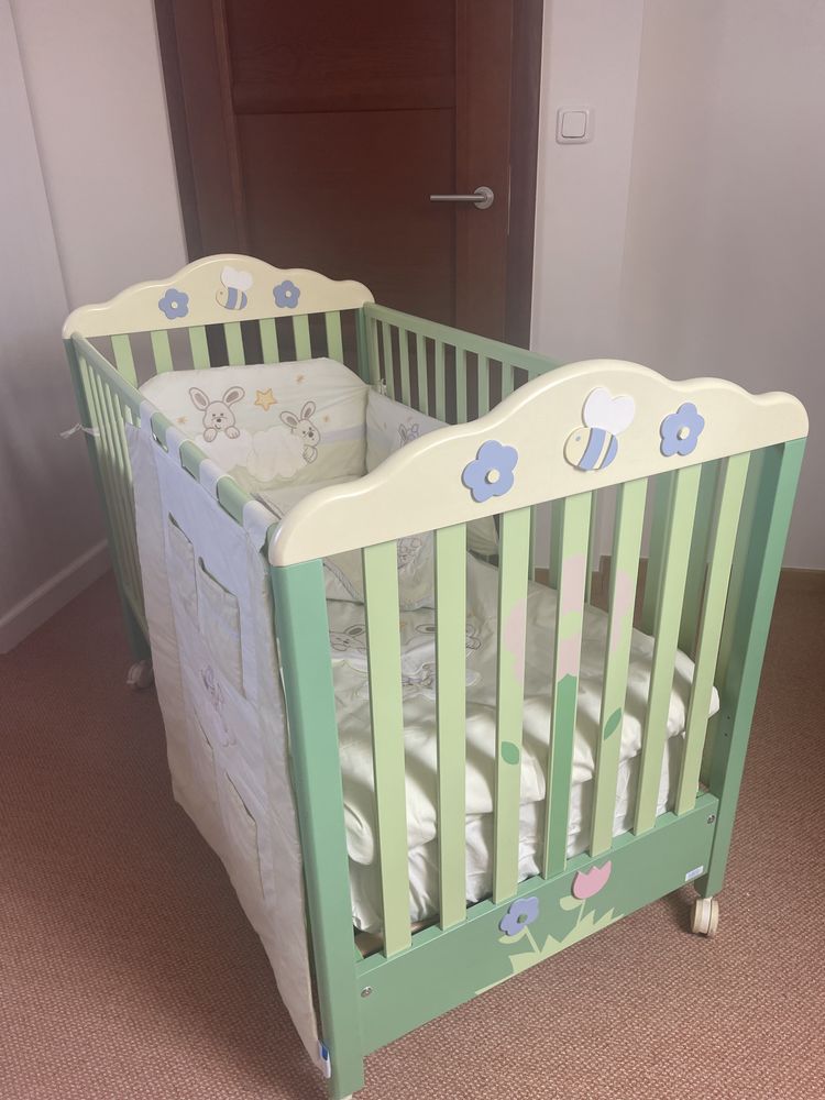 łóżeczko dla niemowląt MIBB + materac i akcesoria