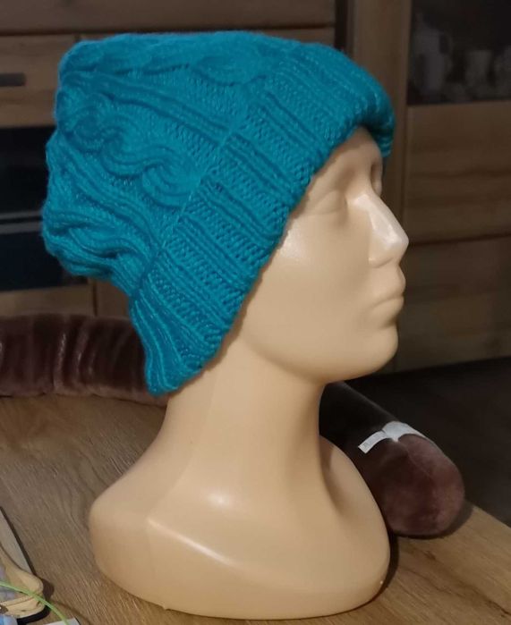 Czapka ręcznie robiona na drutach