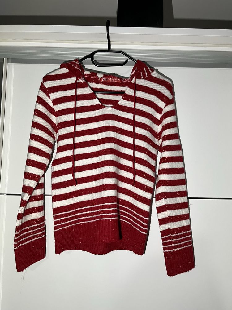 Sweter z kapturem w paski biało-czerwone