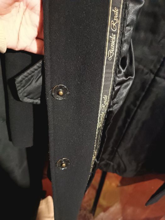 Чорне пальто з хутряним коміром.