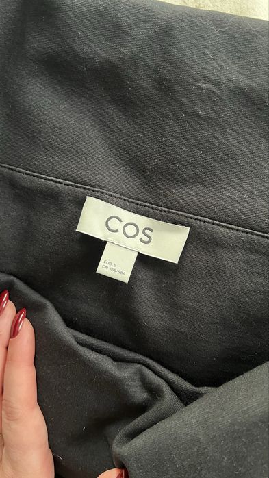 Чорна кофта від COS