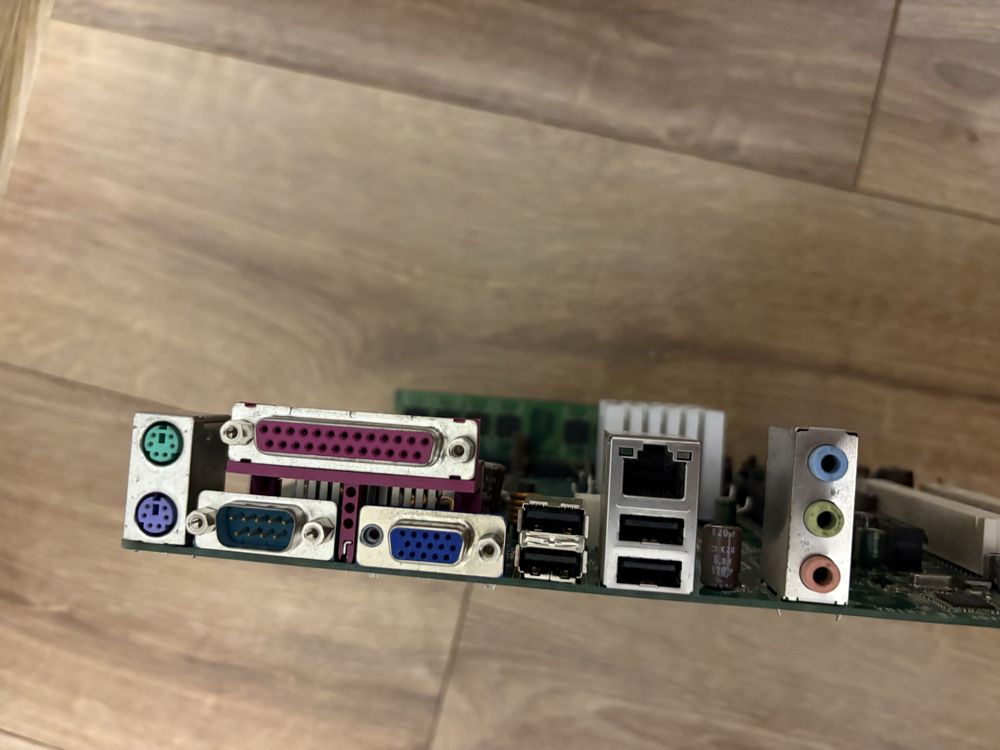 Комплект: мат. плата INTEL CANADA ICES-003 CLASS B (+процесор та озу)