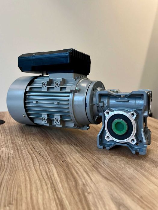 Napęd jednofazowy do maszynki alfa 32: 93/obr, 750W, 230V motoreduktor
