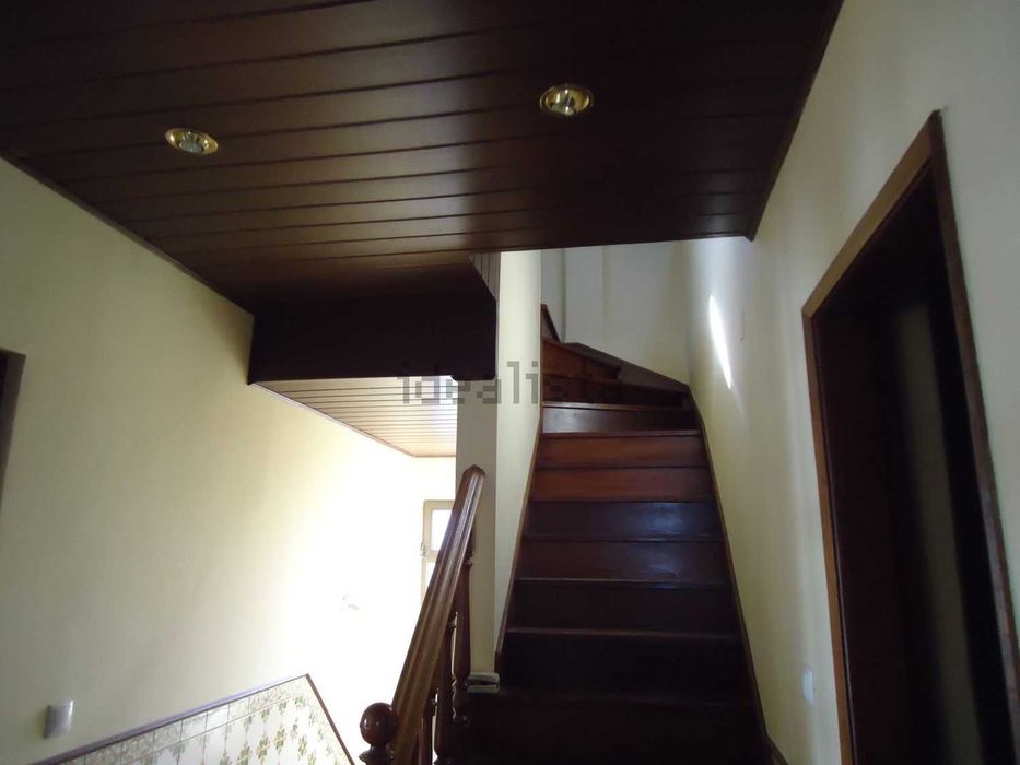 Moradia Duplex T4 em Condomínio Fechado com Pátio e Garagem no Cacém