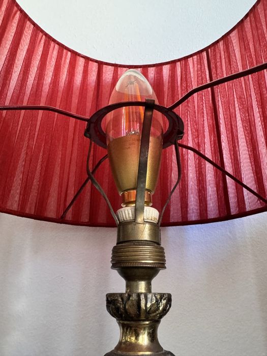 Candeeiro de mesa antigo com abat-jour classico