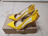 Sapatos amarelos Zara