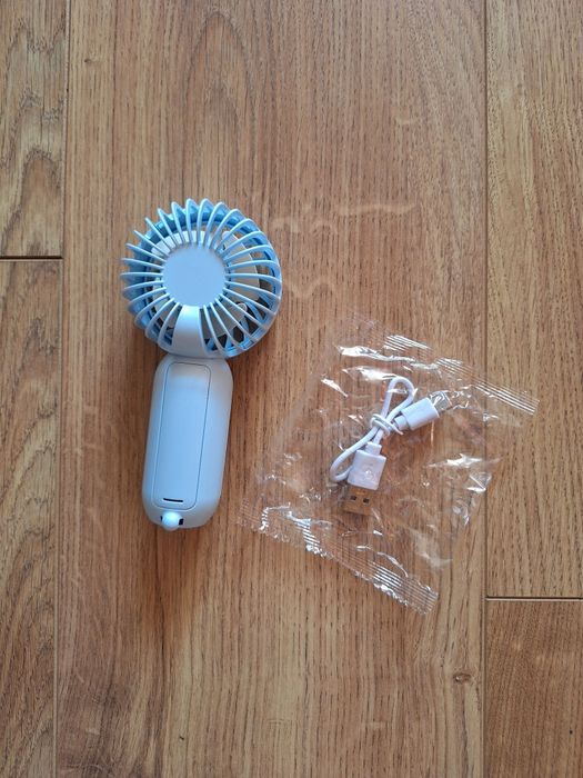 Nowy niebieski wiatraczek ładowany przez USB