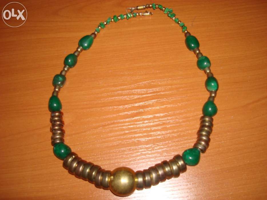 Colar verde e dourado