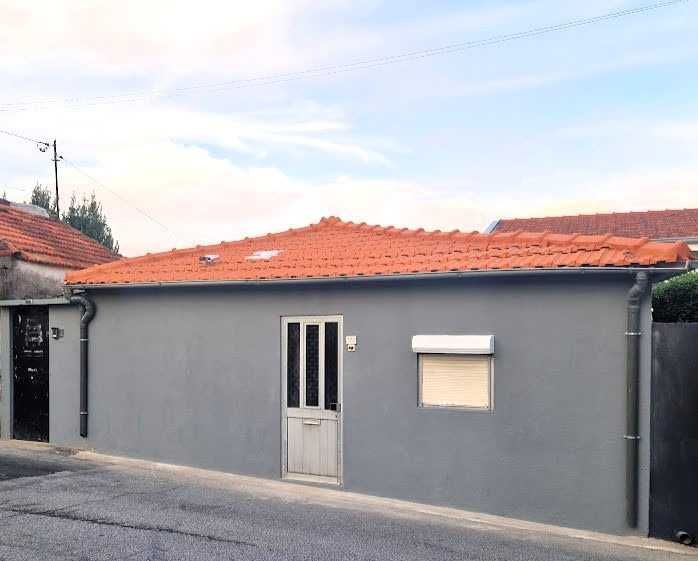 Arrenda-se Moradia Térrea – Tudo o que precisa a poucos minutos a pé