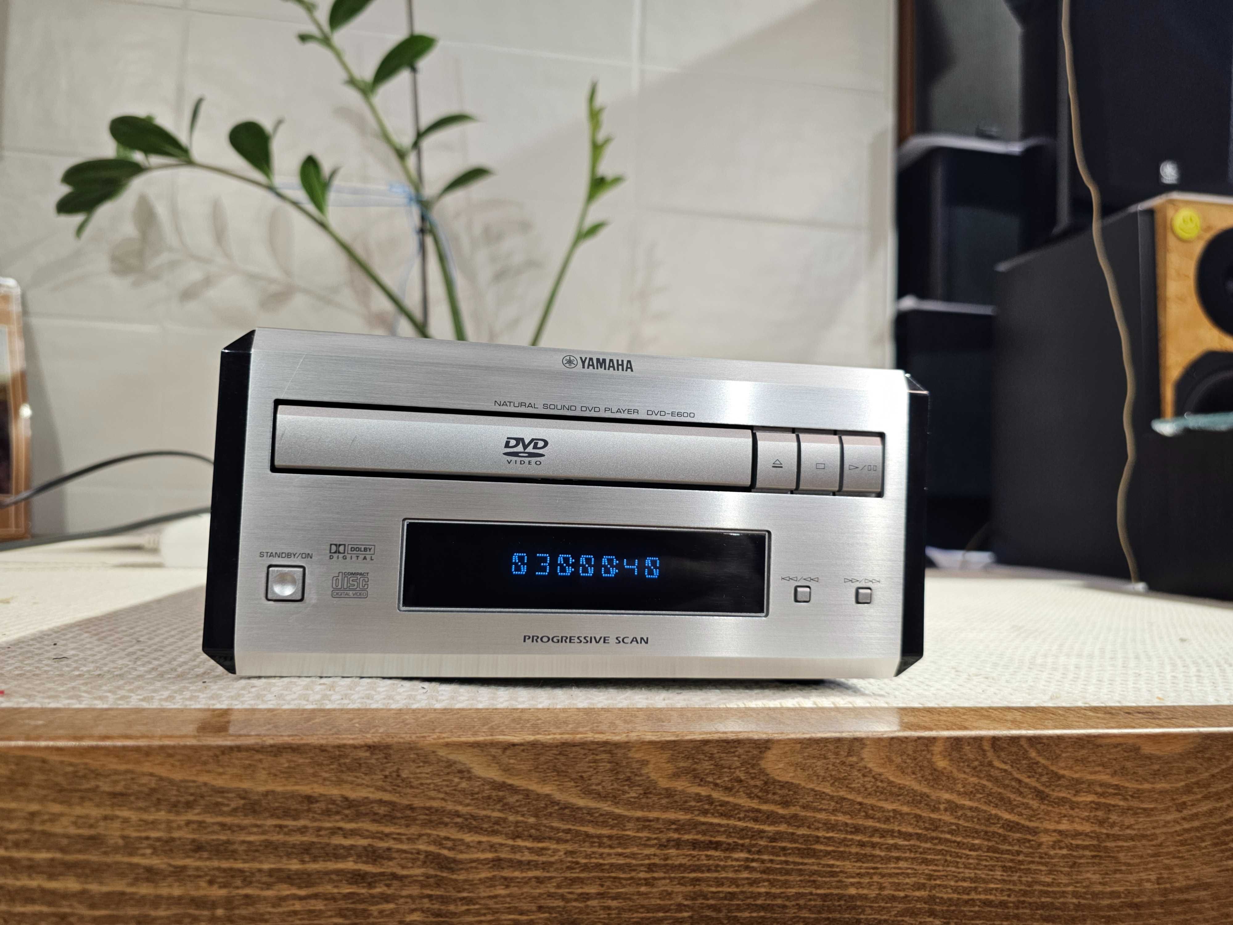 Програвач Yamaha DVD-E600 PianoCraft
